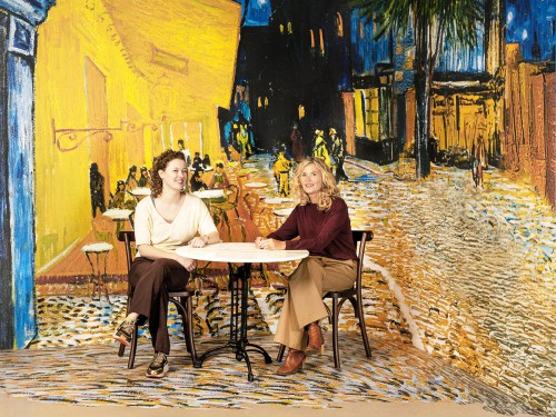 Museum medewerkers in de Interactieve Van Gogh‑beleving in het Kröller‑Müller Museum: stap in het caféterras bij nacht en maak een selfie met Vincent