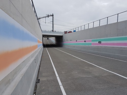 Kunstwerk Roland Schimmel op wanden onderdoorgang spoorlijn, door Iwaarden uitgevoerd als muurschildering, mural