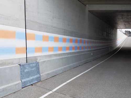 Kunstwerk Roland Schimmel op wanden onderdoorgang spoorlijn, door Iwaarden uitgevoerd als muurschildering, mural