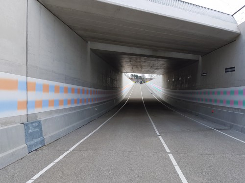 Kunstwerk Roland Schimmel op wanden onderdoorgang spoorlijn, door Iwaarden uitgevoerd als muurschildering, mural