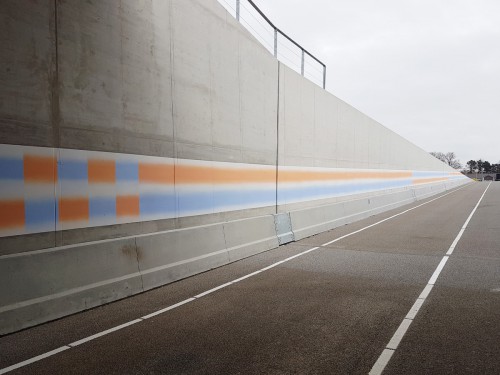 Kunstwerk Roland Schimmel op wanden onderdoorgang spoorlijn, door Iwaarden uitgevoerd als muurschildering, mural