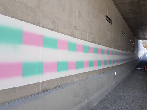 Kunstwerk Roland Schimmel op wanden onderdoorgang spoorlijn, door Iwaarden uitgevoerd als muurschildering, mural