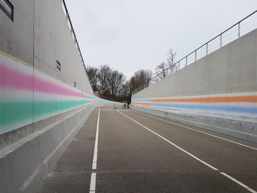 Kunstwerk Roland Schimmel op wanden onderdoorgang spoorlijn, door Iwaarden uitgevoerd als muurschildering, mural