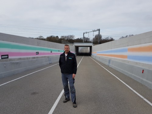 Kunstwerk Roland Schimmel op wanden onderdoorgang spoorlijn, door Iwaarden uitgevoerd als muurschildering, mural