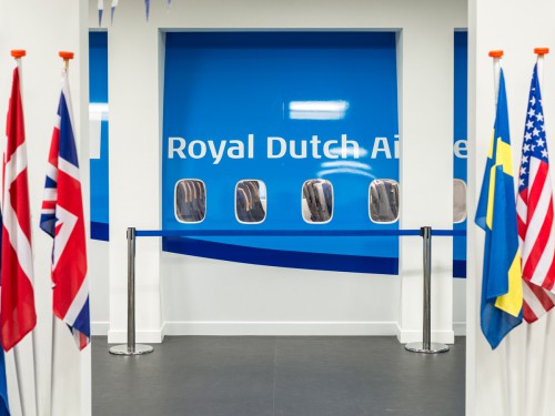 Fotowanden uitFotowanden uitgevoerd in groot formaat print, xl printing op wand en belettering van vliegtuig in huisstijl KLM voor MBO Landstede Zwollegevoerd in groot formaat print op wand en belette