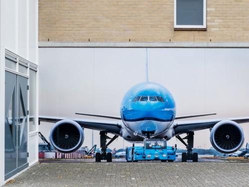 Fotowanden uitgevoerd in groot formaat print, xl printing op wand en belettering van vliegtuig in huisstijl KLM voor MBO Landstede Zwolle