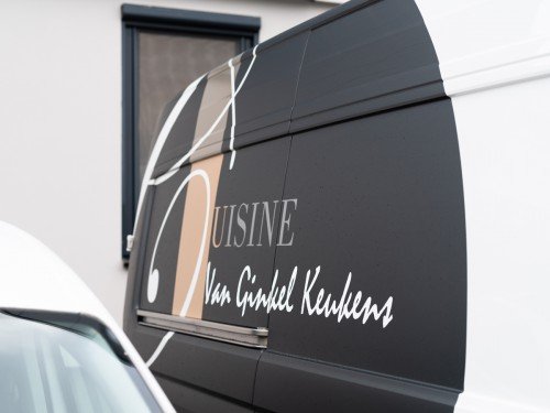 Autobelettering - vehicle graphics Bedrijfswagens met belettering in huisstijl zijn rijdend visitekaartje voor Van Ginkel Keukens, Barneveld