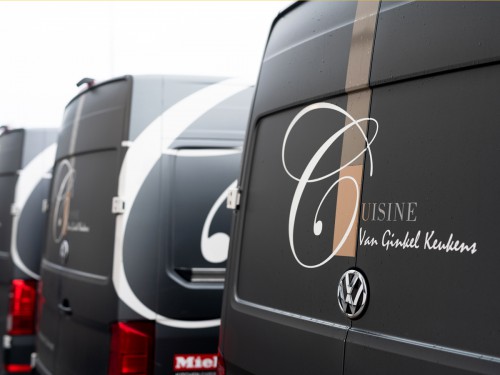 Autobelettering - vehicle graphics Bedrijfswagens met belettering in huisstijl zijn rijdend visitekaartje voor Van Ginkel Keukens, Barneveld