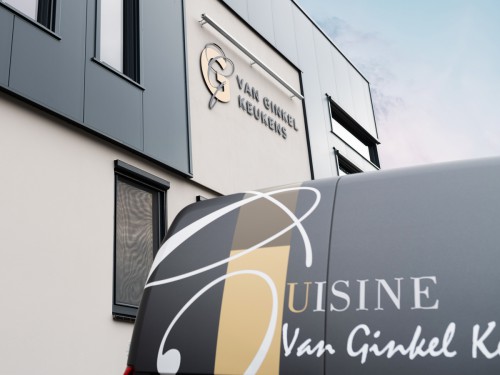 Autobelettering vehicle graphics en Gevelreclame exterior signage, in de vorm van aangelicht logo voor Van Ginkel Keukens, Barneveld