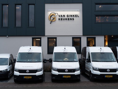 Autobelettering vehicle graphics en Gevelreclame in de vorm van aangelicht logo voor Van Ginkel Keukens, Barneveld
