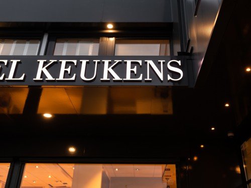 Gevelreclame exterior signage, in de vorm van verlichte doosletters voor Van Ginkel Keukens, Barneveld
