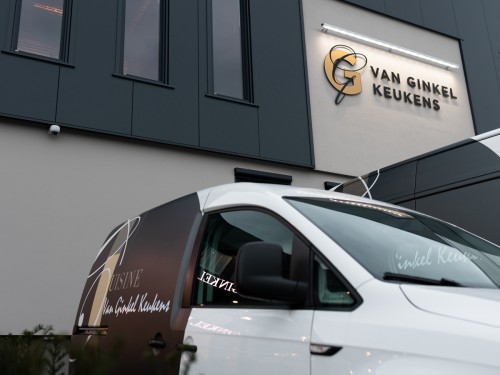 Autobelettering en Gevelreclame in de vorm van aangelicht logo voor Van Ginkel Keukens, Barneveld