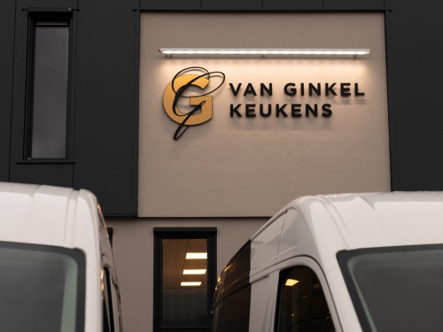 Autobelettering vehicle graphics en Gevelreclame in de vorm van aangelicht logo voor Van Ginkel Keukens, Barneveld