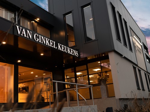 Gevelreclame exterior signage,  in de vorm van verlichte doosletters en aangelicht logo voor Van Ginkel Keukens, Barneveld