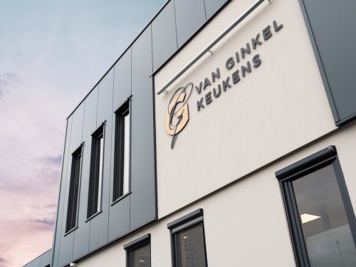 signing - logo op gevel van Ginkel keukens in Barneveld belettering op pand door Iwaarden