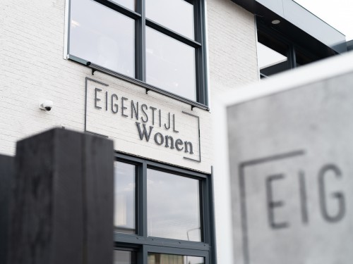 Gevelreclame en reclamezuil door Iwaarden voor Eigenstijl Wonen Barneveld