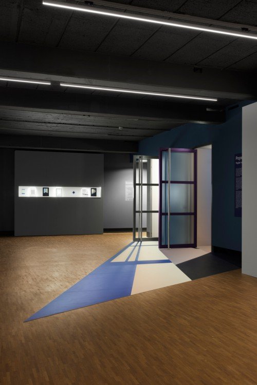 Decoraties voor tentoonstelling, exhibition, Popel Coumou in Fotomuseum Den Haag, uitgevoerd door Iwaarden op wanden en vloer van museum