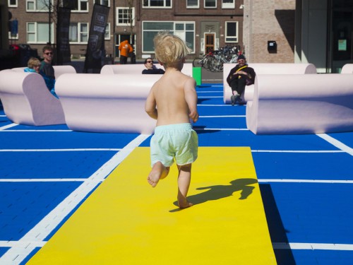 Kunstproject 'The splash' in Rotterdam, door Arttenders en Cindy Bakker, schildering op plein door Iwaarden