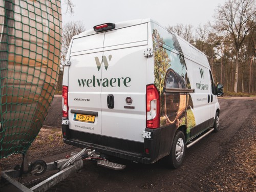 autobelettering voor welvaere, bedrijfswagen wordt rijdend visitekaartje