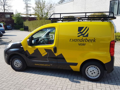 Autobelettering - Carwrapping van bedrijfswagen door de hele auto in te pakken met een carwrap folie