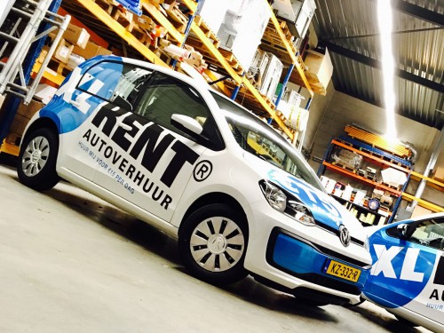 Autobeletterig bedrijfswagen - vehicle graphics - contourgesneden tekst en logo en gedeeltelijke carwrap met metallic carwrapfolie
