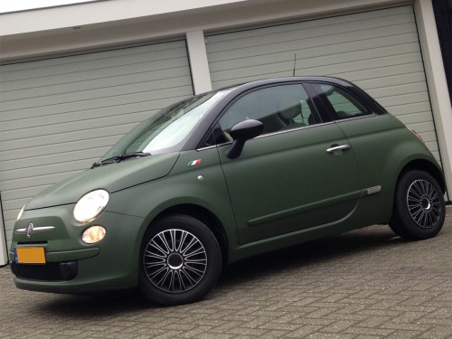 Autobelettering - Carwrapping van Fiat 500 door de hele auto in te pakken met een carwrap folie in matgroen