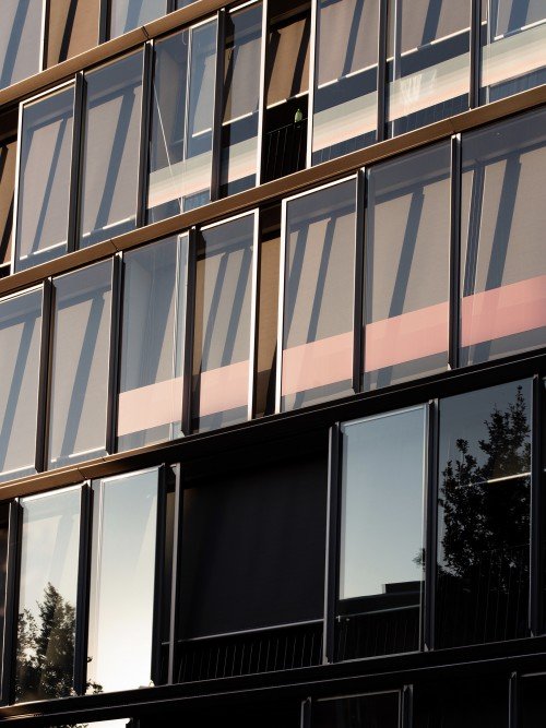 Design van Mae Engelgeer toegepast in groot formaat print, xl printing, op gevel en ramen van gebouw