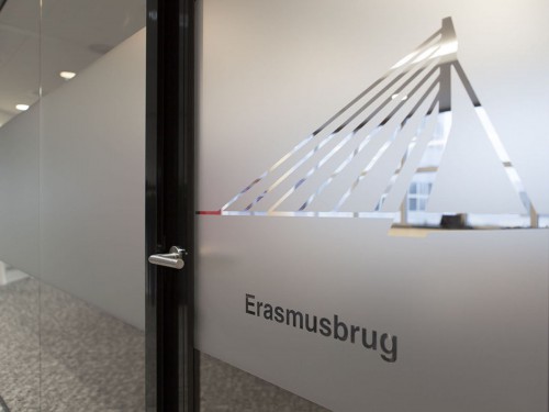 Sfeer in interieur kantoor met wandbekleding uitgevoerd als groot formaat print en glasdecoratie gesneden uit zandstraalfolie, wallcovering, xl printing, window graphics