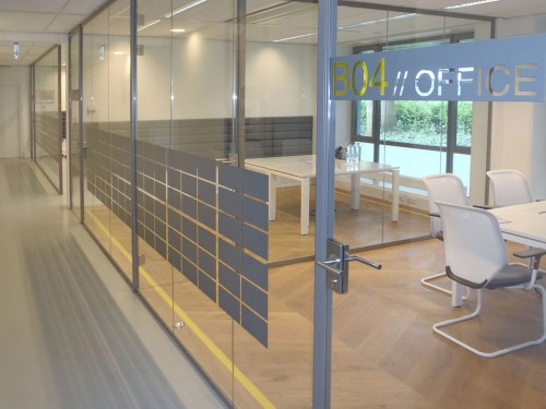 Iwaarden interior - window graphics - glasdecoratie met print op glasfolie voor sfeer en privacy