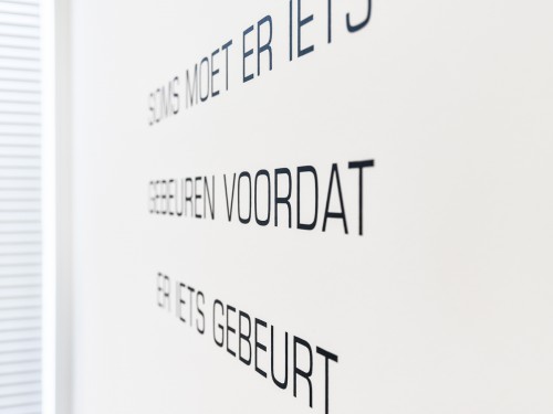 Bewegwijzering, wayfinding, gevelstyling, exterior signing, reclamezuil, totem sign en interieurdecoraties als print op wand en muurschildering, mural bij kantoor Barneveld