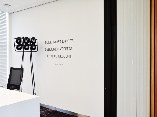 Bewegwijzering, wayfinding, gevelstyling, exterior signing, reclamezuil, totem sign en interieurdecoraties als print op wand en muurschildering, mural bij kantoor Barneveld