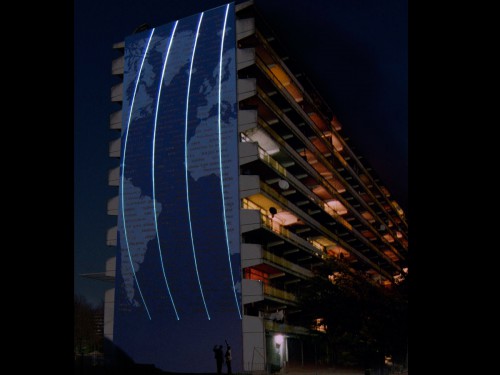 Kunstwerk Marieken Verheyen op Bijlmerflat Amsterdam, werelddelen als muurschildering, meridianen in neon en tekst gefreesd, artwork, mural