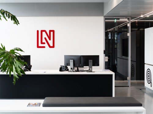 signing - logo op wand in kantoor van LAN Handling, naamsbekendheid creëren door Iwaarden