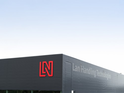 Gevelreclame, exterior signage, reclamezuilen, totem signs, bewegwijzering, wayfinding, glasdecoraties, window graphics, freeslogo’s, textielframes en visuals voor LAN Handling Technologies