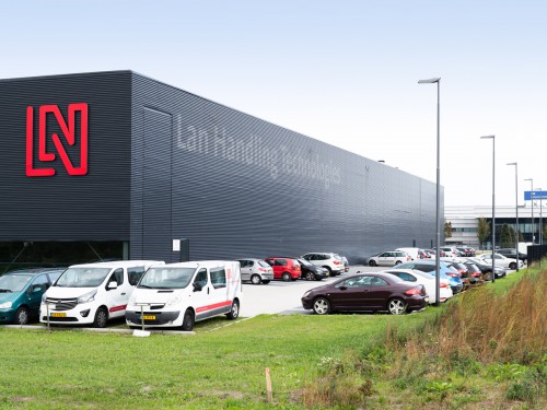 Gevelreclame, exterior signage, reclamezuilen, totem signs, bewegwijzering, wayfinding, glasdecoraties, window graphics, freeslogo’s, textielframes en visuals voor LAN Handling Technologies