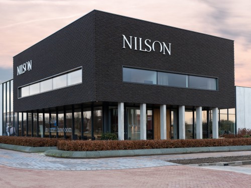 signing van de gevel, Exterior signage, gevelstyling bij Nilson Beds showroom in Barneveld. letters op het pand, reclame maken voor Nilson, gemaakt door Iwaarden