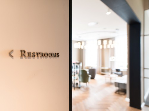 Signing – bewegwijzering, wayfinding, gevelstyling, exterior signage, in verlichte doosletters, reclamezuilen, totem signs, in hout en messing voor Hotel Pillows Zwolle