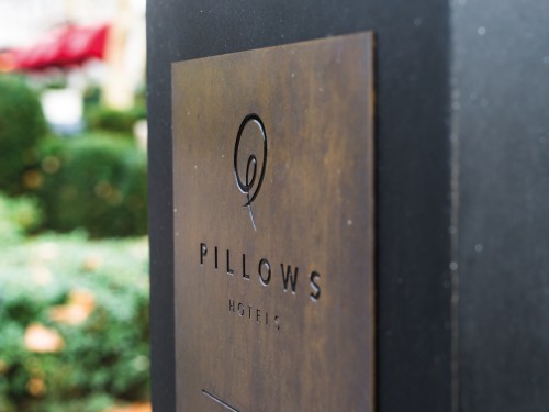 Signing – bewegwijzering, wayfinding, gevelstyling, exterior signage, in verlichte doosletters, reclamezuilen, totem signs, in hout en messing voor Hotel Pillows Zwolle