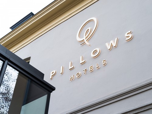 Signing – bewegwijzering, wayfinding, gevelstyling, exterior signage, in verlichte doosletters, reclamezuilen, totem signs, in hout en messing voor Hotel Pillows Zwolle