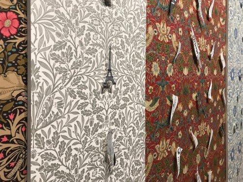 Decoraties van behang en groot formaat print op wanden en panelen tentoonstelling Walid Raad in Stedelijk Museum Amsterdam, exhibitions, xl printing
