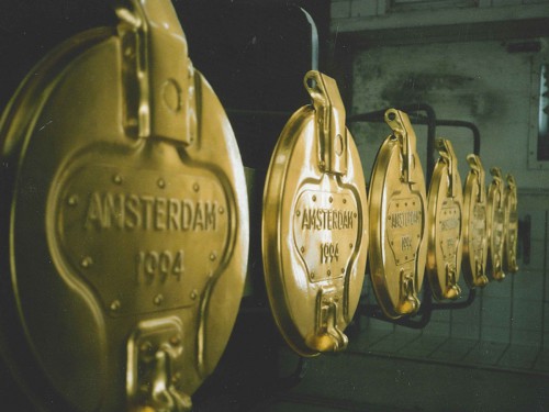 Signing, letters vergulden, gilding, kunstproject met vuilnisemmers gemaakt van goud, gemaakt door Iwaarden