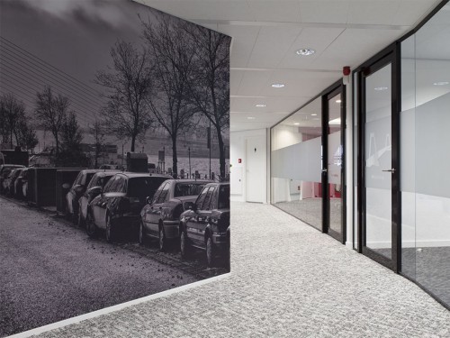 Sfeer in interieur kantoor met wandbekleding uitgevoerd als groot formaat print en glasdecoratie gesneden uit zandstraalfolie, wallcovering, xl printing, window graphics