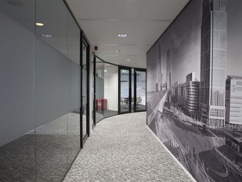 Sfeer in interieur kantoor met wandbekleding uitgevoerd als groot formaat print en glasdecoratie gesneden uit zandstraalfolie, wallcovering, xl printing, window graphics