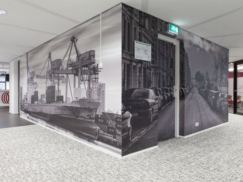 Sfeer in interieur kantoor met wandbekleding uitgevoerd als groot formaat print en glasdecoratie gesneden uit zandstraalfolie, wallcovering, xl printing, window graphics