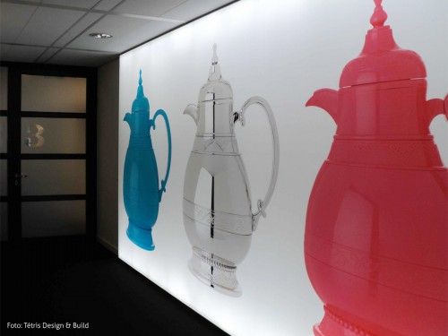 Print op naadloos behang en textielframe als wandbekleding voor inspirerende werkplek op kantoor, seamless wallpaper, textile frame and wallcovering