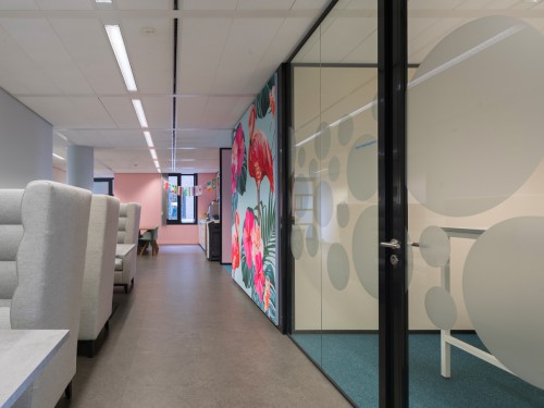 Glasdecoratie en wandbekleding voor sfeer op kantoor, window graphics, wallcovering met print op glas, naadloos behang, seamless wallpaper, textielframe