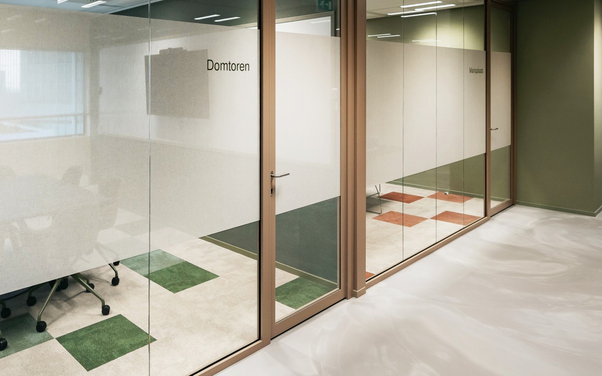 Maatwerk interieurafwerking bij Coare Architectuur in Utrecht: Duurzame wanden van PET-vilt, akoestische accenten, en slimme privacyoplossingen. Ontdek wat onze oplossingen voor wandbekleding en glasd