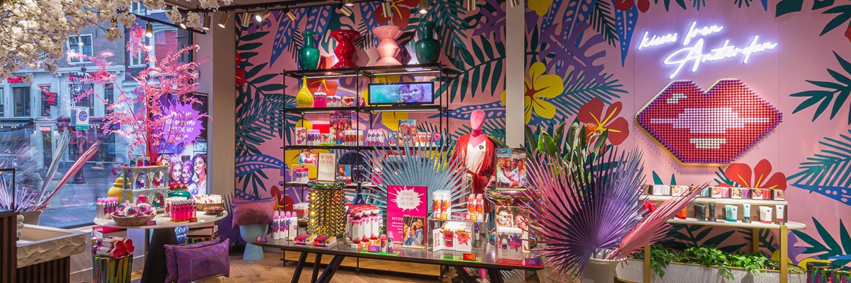 Wall in flagship store Rituals Amsterdam is colourful selfie wall, realized by Iwaarden as a mural