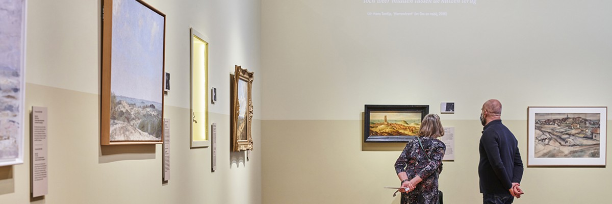 Glasdecoraties en wandbekleding voor tentoonstelling Weids, stedelijk museum Alkmaar