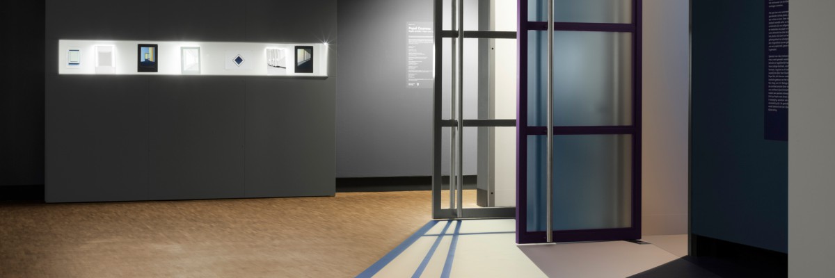 Decoraties voor tentoonstelling Popel Coumou in Fotomuseum Den Haag, uitgevoerd door Iwaarden op wanden en vloer van museum